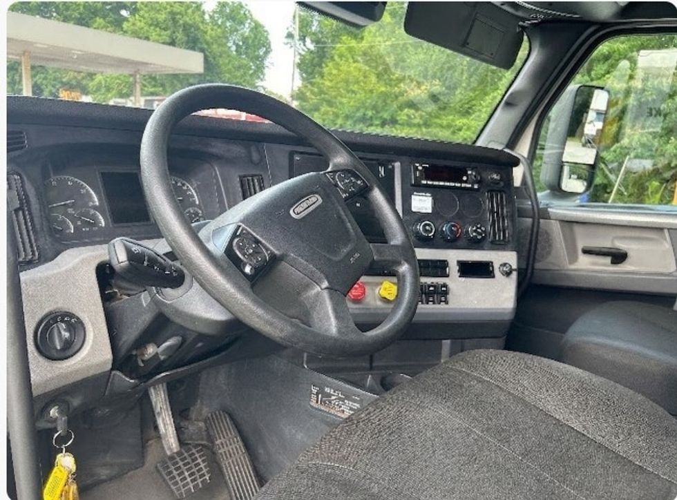 Sleeper Tractor-Heavy Duty Tractors-Freightliner-2022-T12664ST-Greer-SC-518,296\n\t\tmiles-$ 73,500 - Image 10