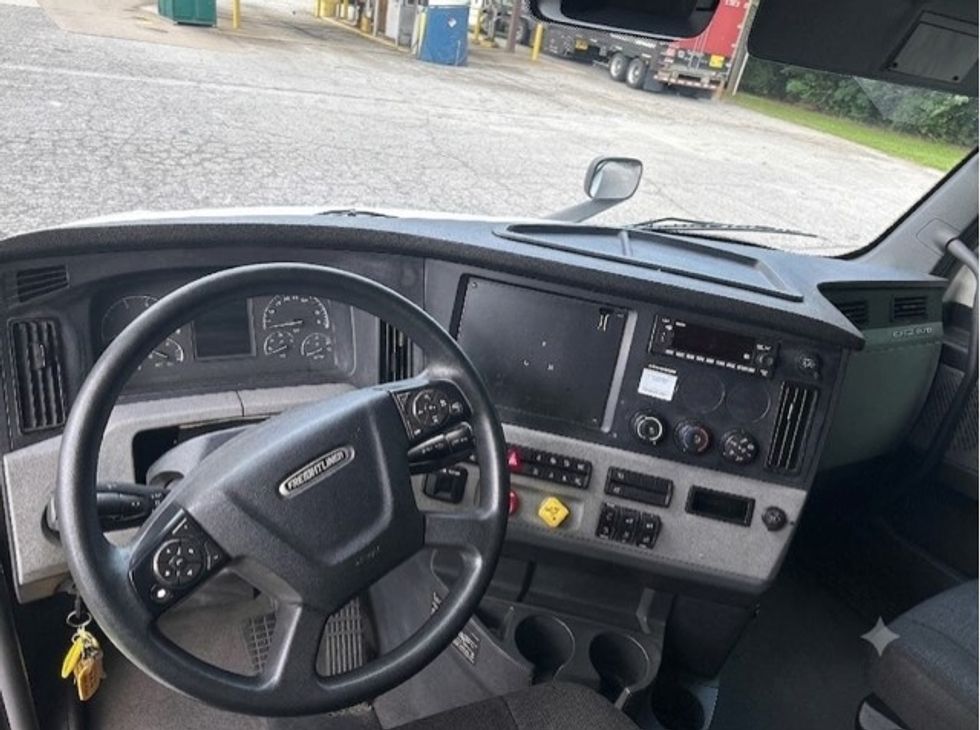 Sleeper Tractor-Heavy Duty Tractors-Freightliner-2022-T12664ST-Greer-SC-518,296\n\t\tmiles-$ 73,500 - Image 12
