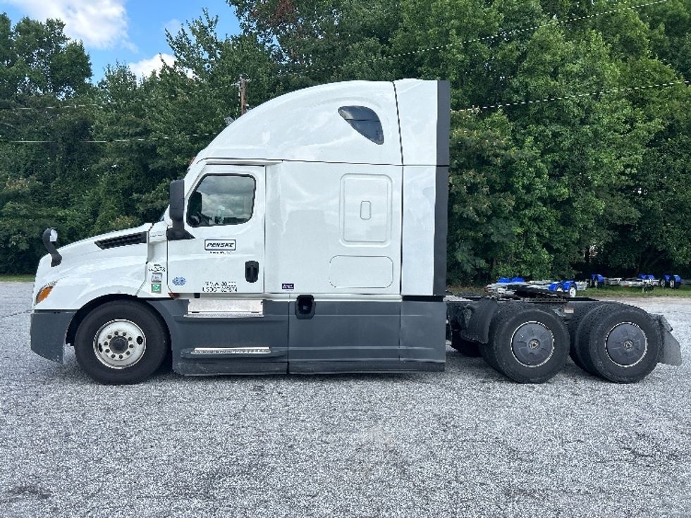 Sleeper Tractor-Heavy Duty Tractors-Freightliner-2022-T12664ST-Greer-SC-518,296\n\t\tmiles-$ 73,500 - Image 4