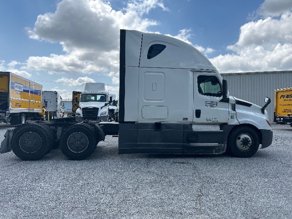 Sleeper Tractor-Heavy Duty Tractors-Freightliner-2022-T12664ST-Greer-SC-518,296\n\t\tmiles-$ 73,500 - Image 8
