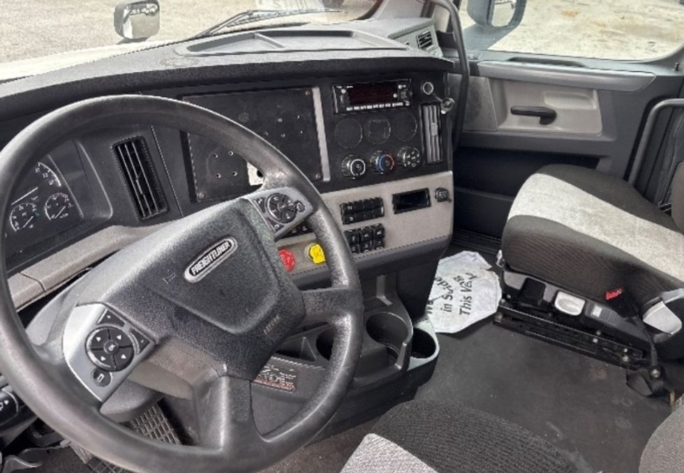Sleeper Tractor-Heavy Duty Tractors-Freightliner-2022-T12664ST-Greer-SC-552,789\n\t\tmiles-$ 61,750 - Image 10
