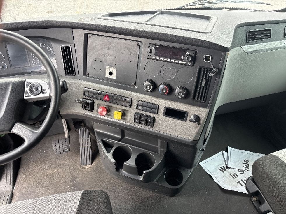 Sleeper Tractor-Heavy Duty Tractors-Freightliner-2022-T12664ST-Greer-SC-552,789\n\t\tmiles-$ 61,750 - Image 12