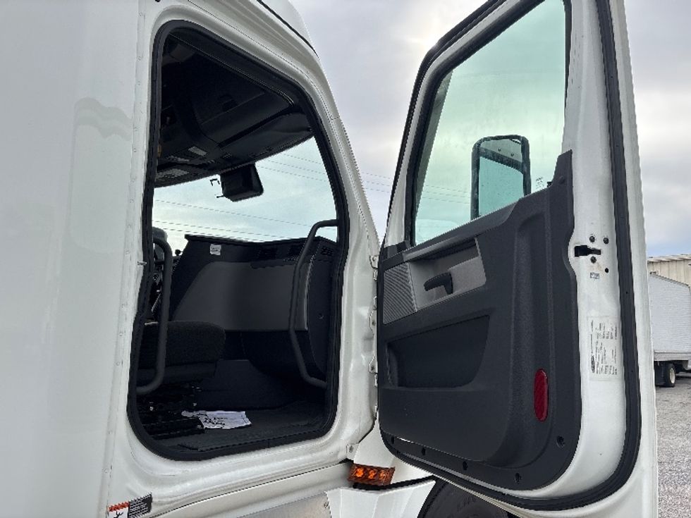 Sleeper Tractor-Heavy Duty Tractors-Freightliner-2022-T12664ST-Greer-SC-552,789\n\t\tmiles-$ 61,750 - Image 13