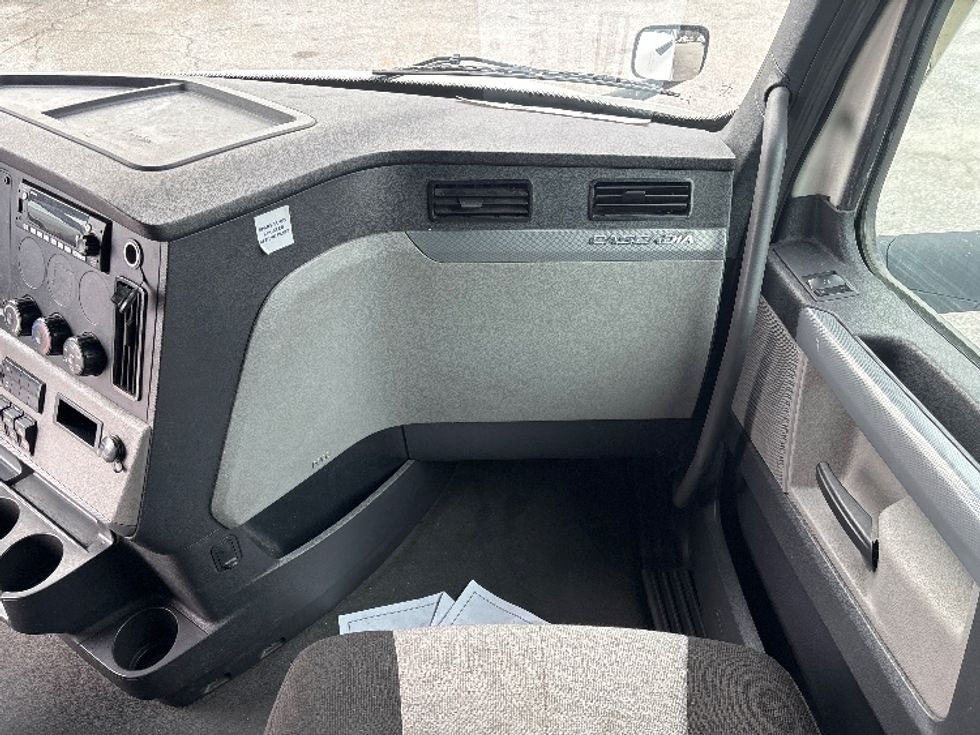 Sleeper Tractor-Heavy Duty Tractors-Freightliner-2022-T12664ST-Greer-SC-552,789\n\t\tmiles-$ 61,750 - Image 14