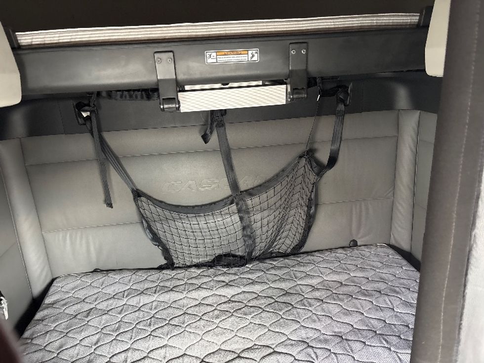 Sleeper Tractor-Heavy Duty Tractors-Freightliner-2022-T12664ST-Greer-SC-552,789\n\t\tmiles-$ 61,750 - Image 16