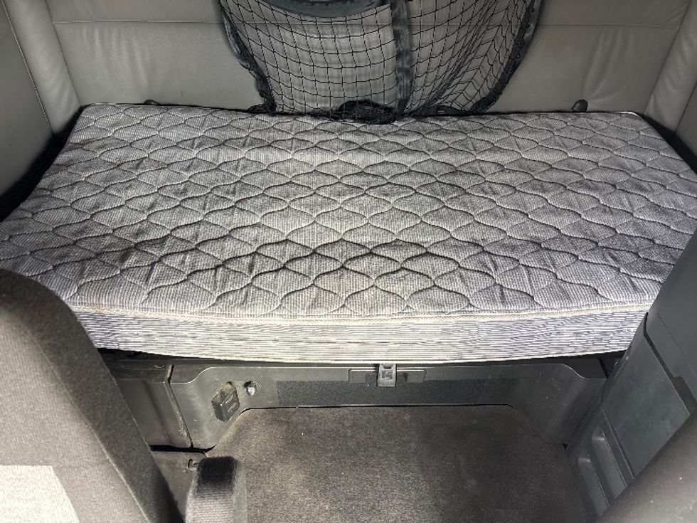 Sleeper Tractor-Heavy Duty Tractors-Freightliner-2022-T12664ST-Greer-SC-552,789\n\t\tmiles-$ 61,750 - Image 17