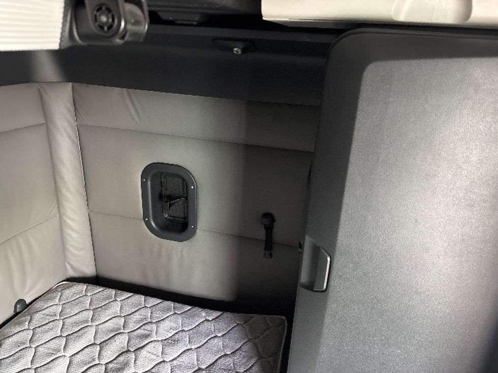 Sleeper Tractor-Heavy Duty Tractors-Freightliner-2022-T12664ST-Greer-SC-552,789\n\t\tmiles-$ 61,750 - Image 18