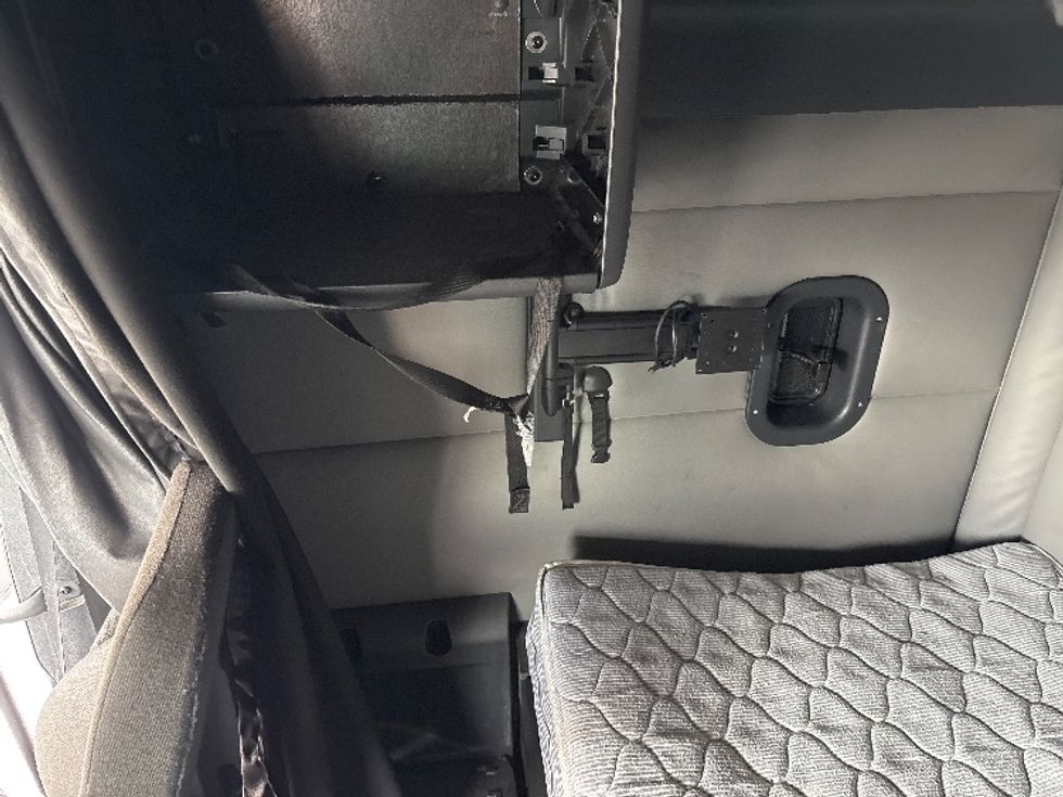 Sleeper Tractor-Heavy Duty Tractors-Freightliner-2022-T12664ST-Greer-SC-552,789\n\t\tmiles-$ 61,750 - Image 19