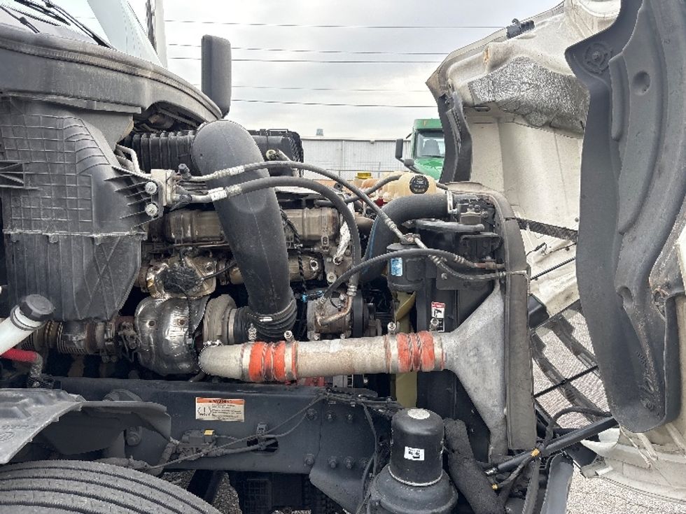 Sleeper Tractor-Heavy Duty Tractors-Freightliner-2022-T12664ST-Greer-SC-552,789\n\t\tmiles-$ 61,750 - Image 20