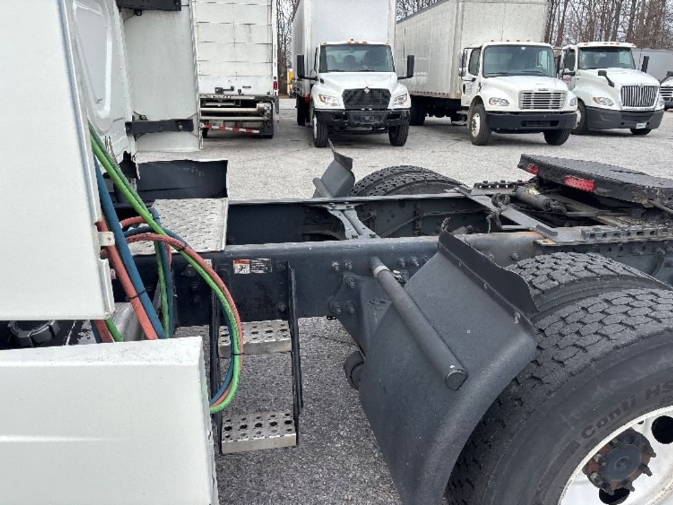 Sleeper Tractor-Heavy Duty Tractors-Freightliner-2022-T12664ST-Greer-SC-552,789\n\t\tmiles-$ 61,750 - Image 22