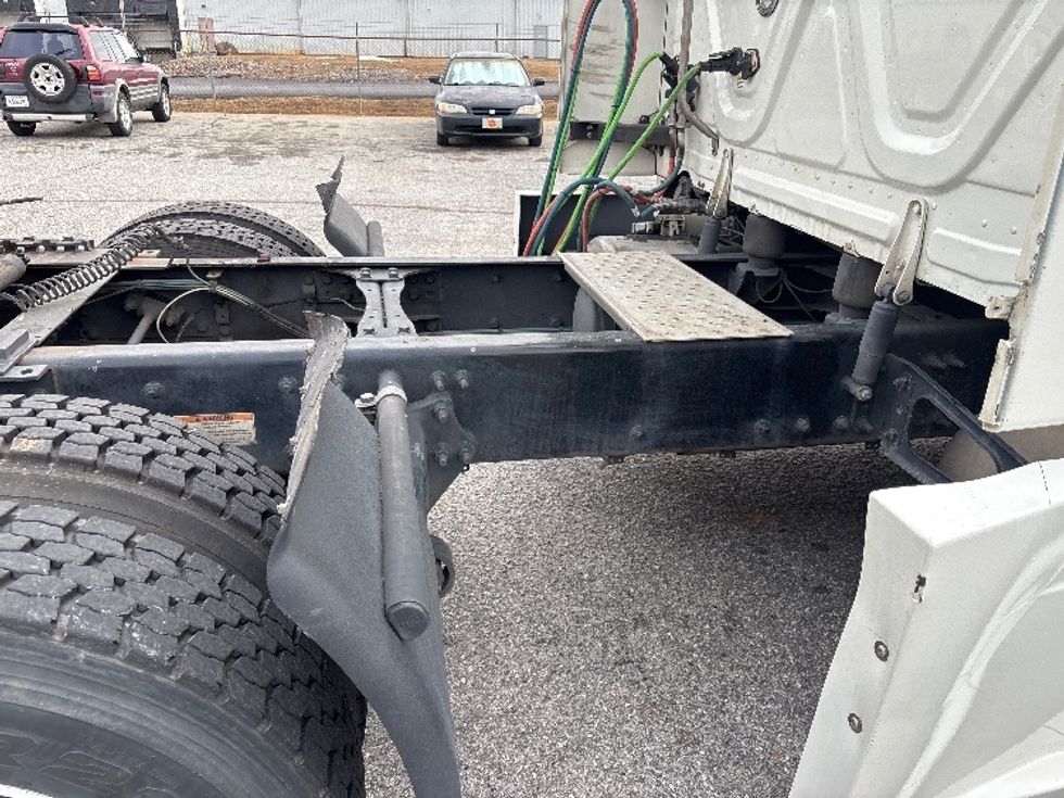 Sleeper Tractor-Heavy Duty Tractors-Freightliner-2022-T12664ST-Greer-SC-552,789\n\t\tmiles-$ 61,750 - Image 23