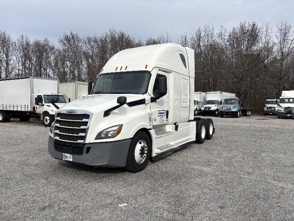 Sleeper Tractor-Heavy Duty Tractors-Freightliner-2022-T12664ST-Greer-SC-552,789\n\t\tmiles-$ 61,750 - Image 3