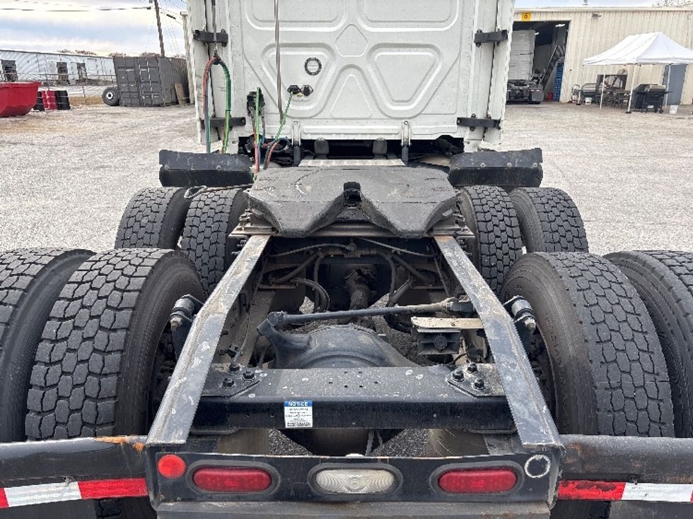 Sleeper Tractor-Heavy Duty Tractors-Freightliner-2022-T12664ST-Greer-SC-552,789\n\t\tmiles-$ 61,750 - Image 6