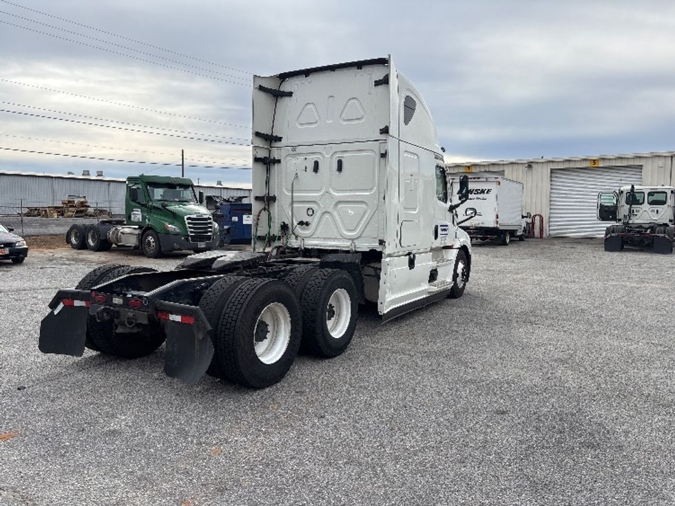Sleeper Tractor-Heavy Duty Tractors-Freightliner-2022-T12664ST-Greer-SC-552,789\n\t\tmiles-$ 61,750 - Image 7