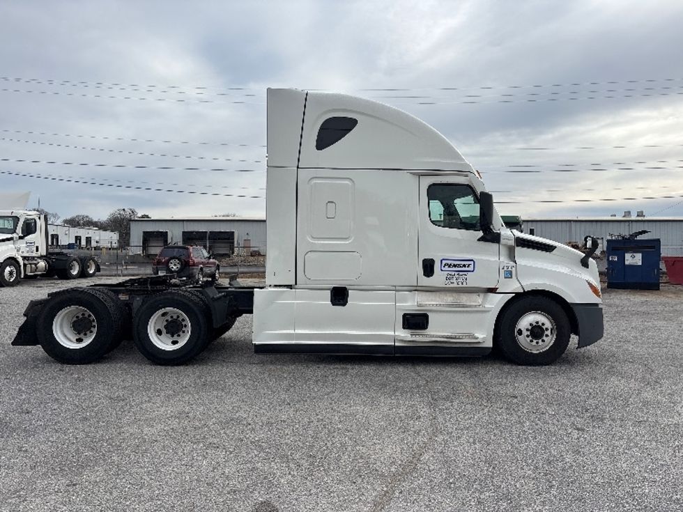 Sleeper Tractor-Heavy Duty Tractors-Freightliner-2022-T12664ST-Greer-SC-552,789\n\t\tmiles-$ 61,750 - Image 8