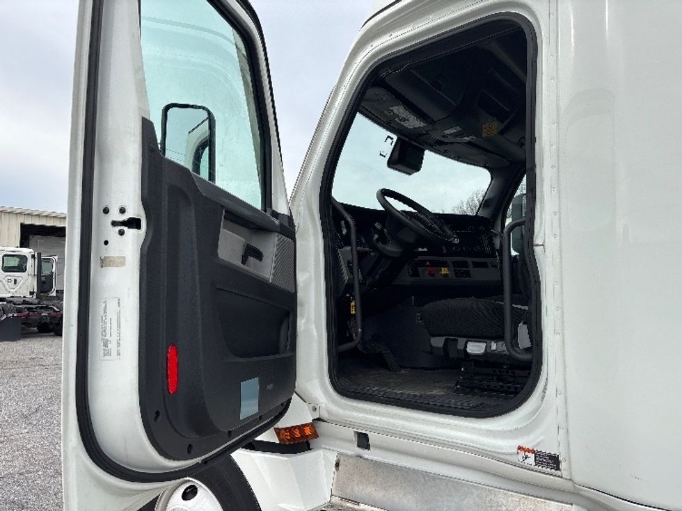 Sleeper Tractor-Heavy Duty Tractors-Freightliner-2022-T12664ST-Greer-SC-552,789\n\t\tmiles-$ 61,750 - Image 9