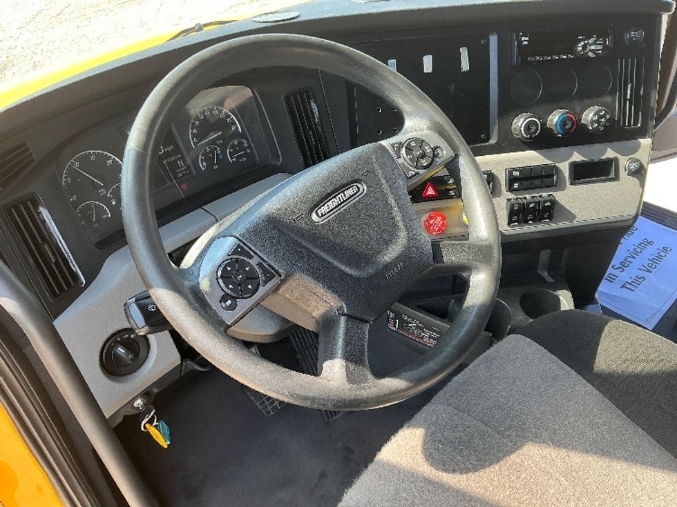 Sleeper Tractor-Heavy Duty Tractors-Freightliner-2022-T12664ST-Gulfport-MS-437,095\n\t\tmiles-$ 74,500 - Image 10