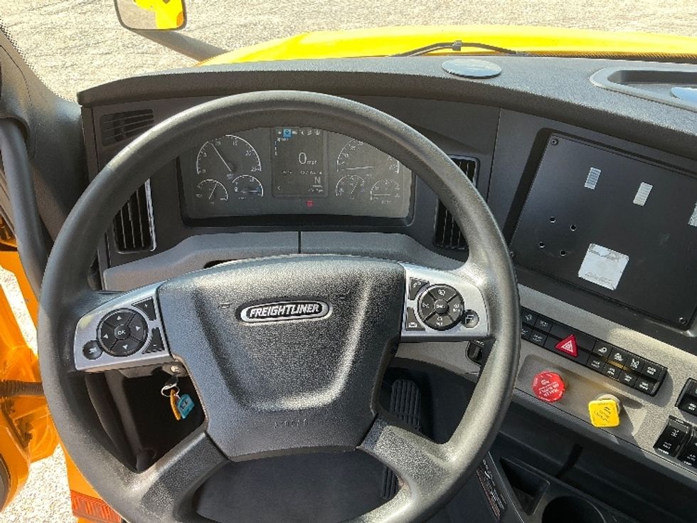 Sleeper Tractor-Heavy Duty Tractors-Freightliner-2022-T12664ST-Gulfport-MS-437,095\n\t\tmiles-$ 74,500 - Image 11