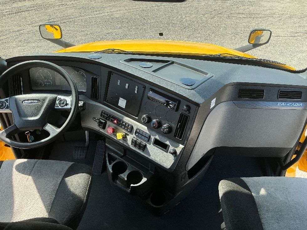 Sleeper Tractor-Heavy Duty Tractors-Freightliner-2022-T12664ST-Gulfport-MS-437,095\n\t\tmiles-$ 74,500 - Image 12