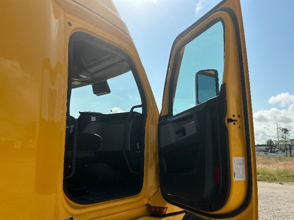 Sleeper Tractor-Heavy Duty Tractors-Freightliner-2022-T12664ST-Gulfport-MS-437,095\n\t\tmiles-$ 74,500 - Image 13