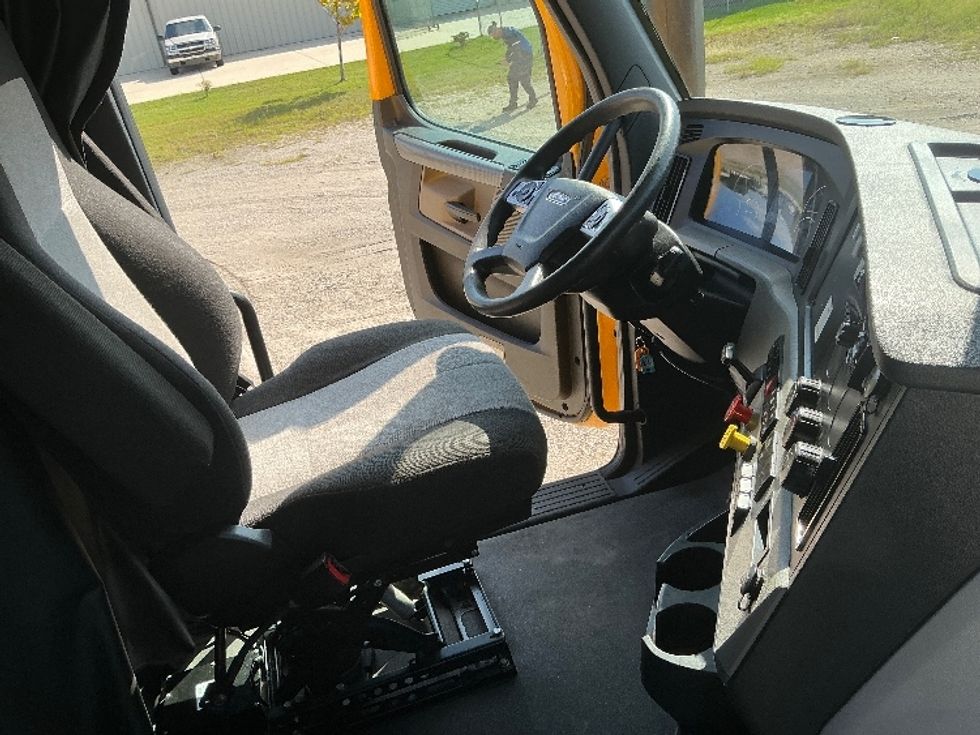Sleeper Tractor-Heavy Duty Tractors-Freightliner-2022-T12664ST-Gulfport-MS-437,095\n\t\tmiles-$ 74,500 - Image 15