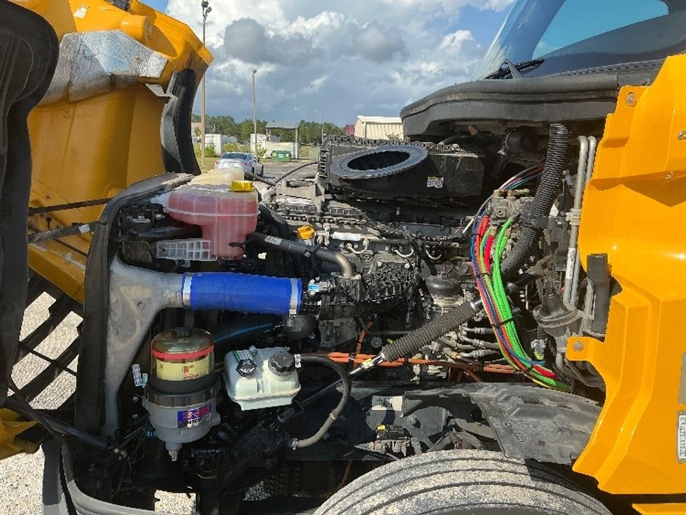 Sleeper Tractor-Heavy Duty Tractors-Freightliner-2022-T12664ST-Gulfport-MS-437,095\n\t\tmiles-$ 74,500 - Image 21