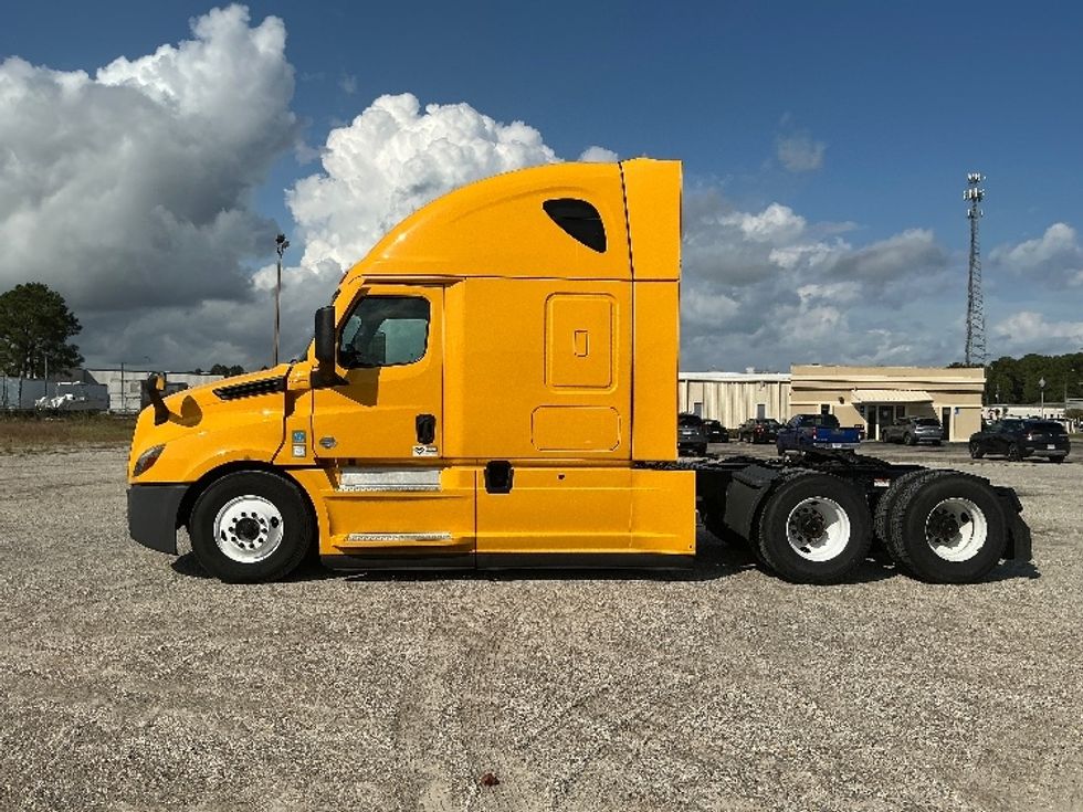 Sleeper Tractor-Heavy Duty Tractors-Freightliner-2022-T12664ST-Gulfport-MS-437,095\n\t\tmiles-$ 74,500 - Image 4