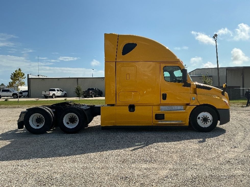 Sleeper Tractor-Heavy Duty Tractors-Freightliner-2022-T12664ST-Gulfport-MS-437,095\n\t\tmiles-$ 74,500 - Image 8