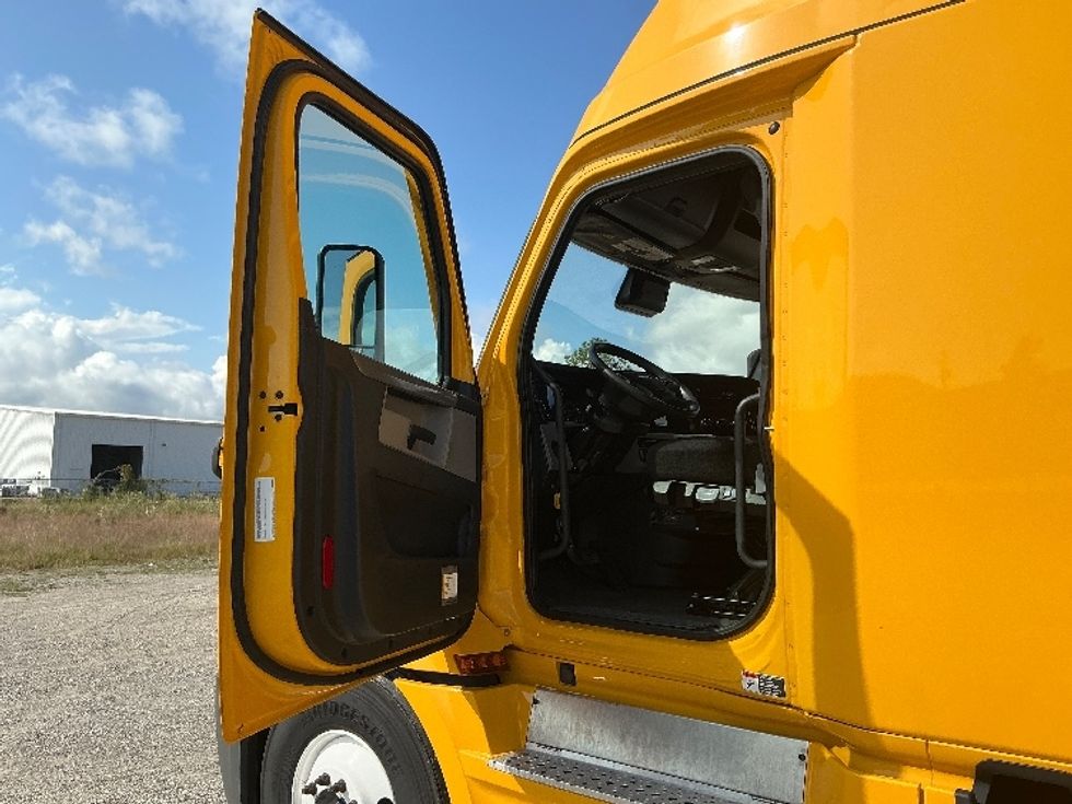 Sleeper Tractor-Heavy Duty Tractors-Freightliner-2022-T12664ST-Gulfport-MS-437,095\n\t\tmiles-$ 74,500 - Image 9