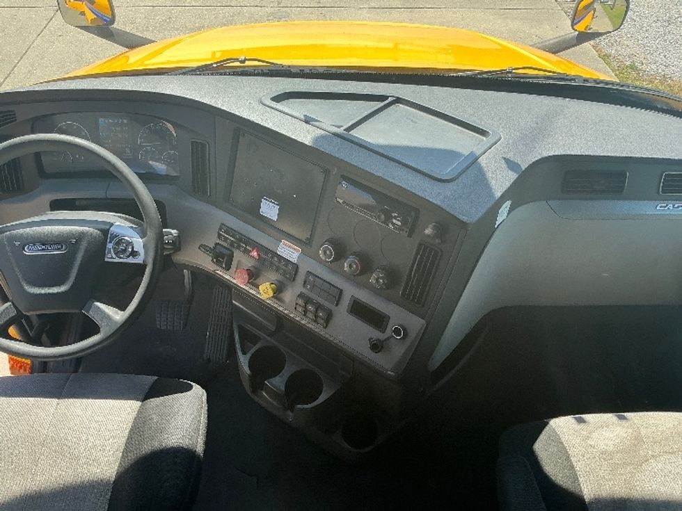 Sleeper Tractor-Heavy Duty Tractors-Freightliner-2022-T12664ST-Gulfport-MS-557,160\n\t\tmiles-$ 65,500 - Image 12