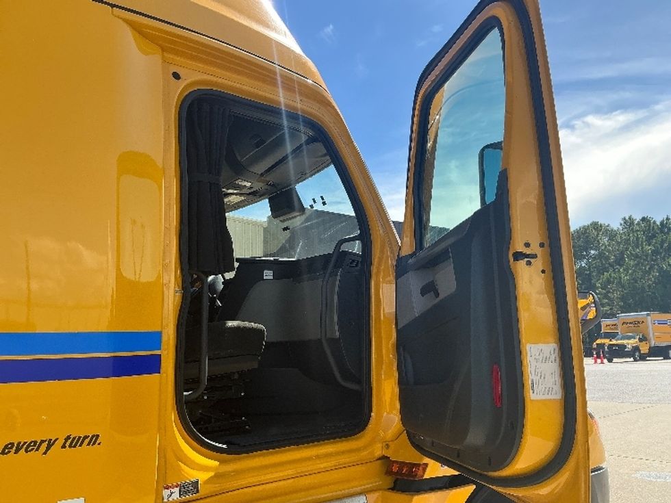 Sleeper Tractor-Heavy Duty Tractors-Freightliner-2022-T12664ST-Gulfport-MS-557,160\n\t\tmiles-$ 65,500 - Image 13