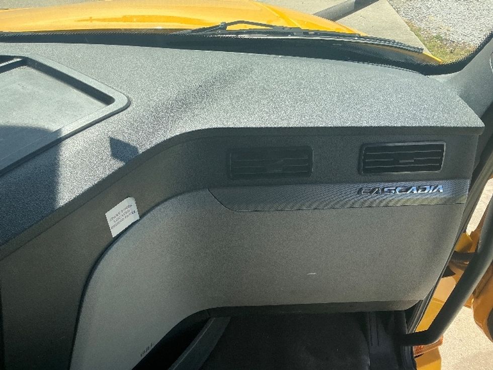 Sleeper Tractor-Heavy Duty Tractors-Freightliner-2022-T12664ST-Gulfport-MS-557,160\n\t\tmiles-$ 65,500 - Image 14