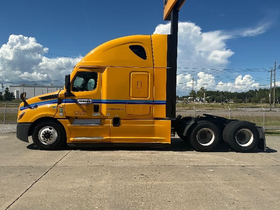 Sleeper Tractor-Heavy Duty Tractors-Freightliner-2022-T12664ST-Gulfport-MS-557,160\n\t\tmiles-$ 65,500 - Image 4