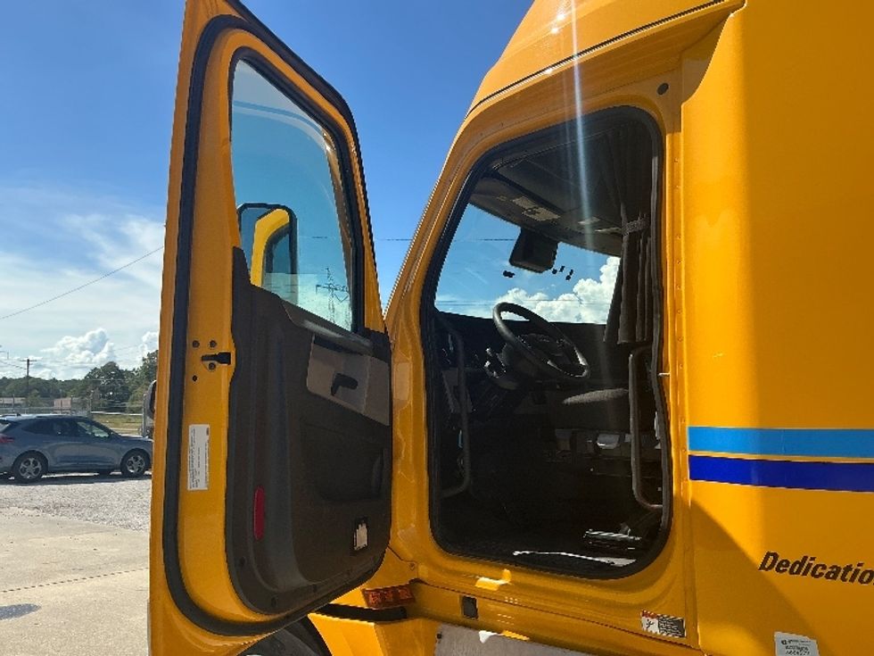 Sleeper Tractor-Heavy Duty Tractors-Freightliner-2022-T12664ST-Gulfport-MS-557,160\n\t\tmiles-$ 65,500 - Image 9