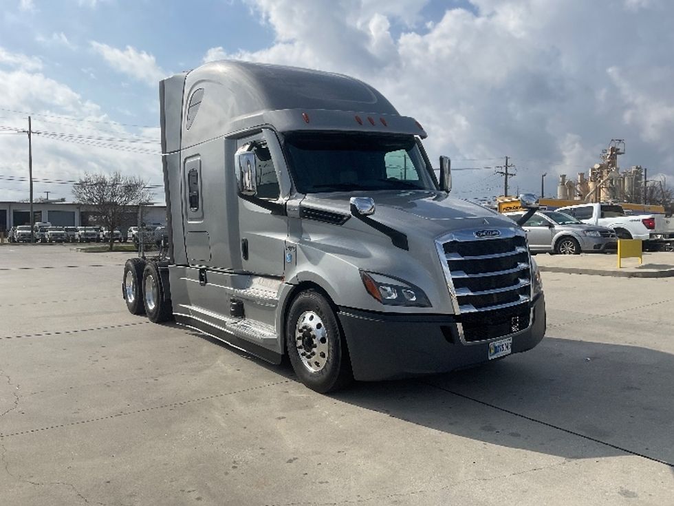 Sleeper Tractor-Heavy Duty Tractors-Freightliner-2022-T12664ST-Hammond-LA-378,774\n\t\tmiles-$ 83,250 - Image 1
