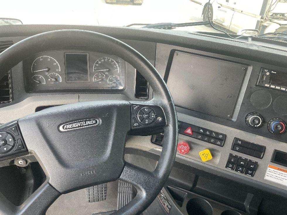 Sleeper Tractor-Heavy Duty Tractors-Freightliner-2022-T12664ST-Hammond-LA-378,774\n\t\tmiles-$ 83,250 - Image 11