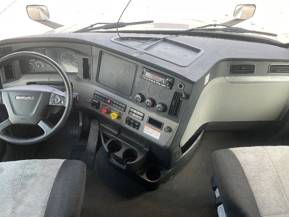 Sleeper Tractor-Heavy Duty Tractors-Freightliner-2022-T12664ST-Hammond-LA-378,774\n\t\tmiles-$ 83,250 - Image 12