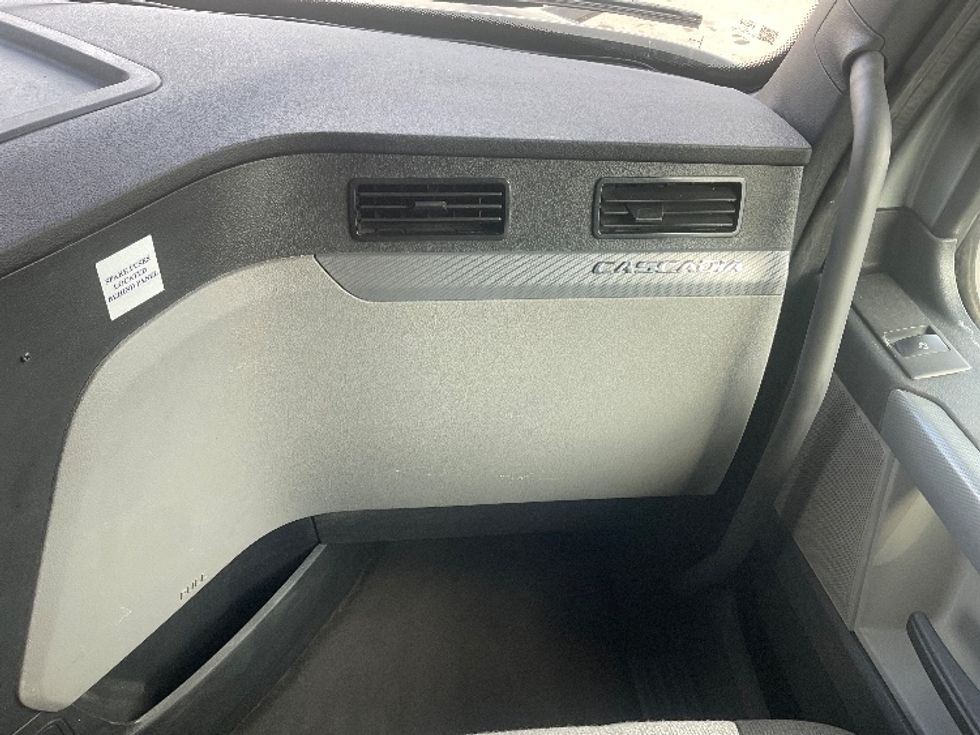 Sleeper Tractor-Heavy Duty Tractors-Freightliner-2022-T12664ST-Hammond-LA-378,774\n\t\tmiles-$ 83,250 - Image 14