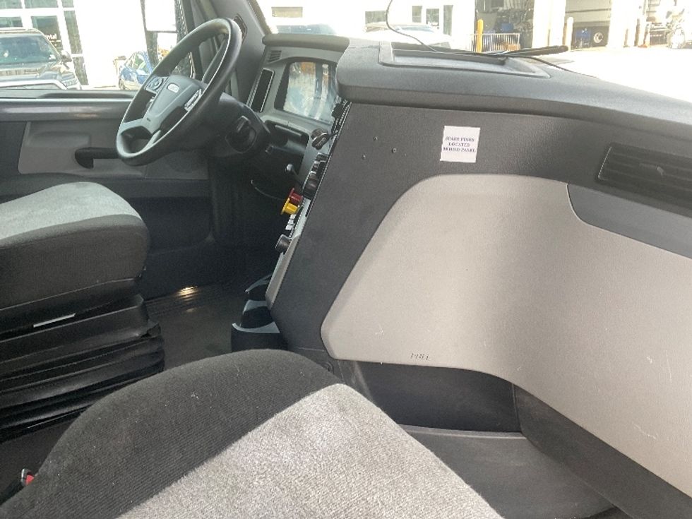 Sleeper Tractor-Heavy Duty Tractors-Freightliner-2022-T12664ST-Hammond-LA-378,774\n\t\tmiles-$ 83,250 - Image 15