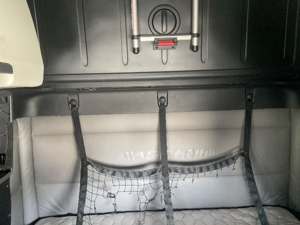 Sleeper Tractor-Heavy Duty Tractors-Freightliner-2022-T12664ST-Hammond-LA-378,774\n\t\tmiles-$ 83,250 - Image 16