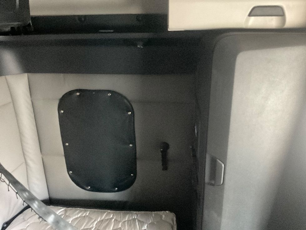 Sleeper Tractor-Heavy Duty Tractors-Freightliner-2022-T12664ST-Hammond-LA-378,774\n\t\tmiles-$ 83,250 - Image 18