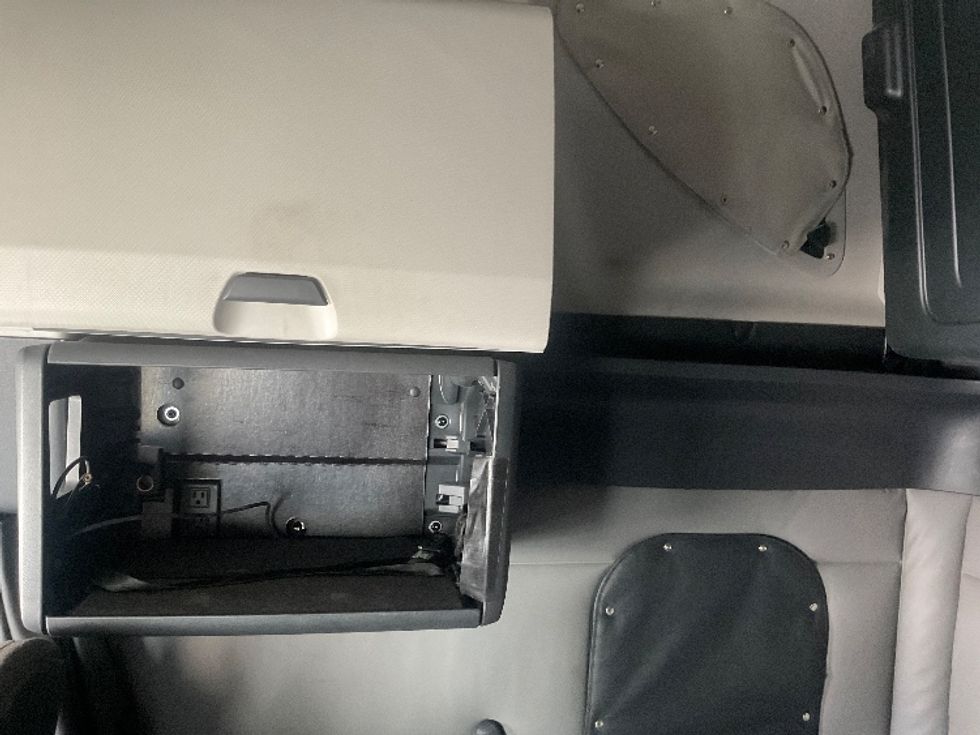 Sleeper Tractor-Heavy Duty Tractors-Freightliner-2022-T12664ST-Hammond-LA-378,774\n\t\tmiles-$ 83,250 - Image 19