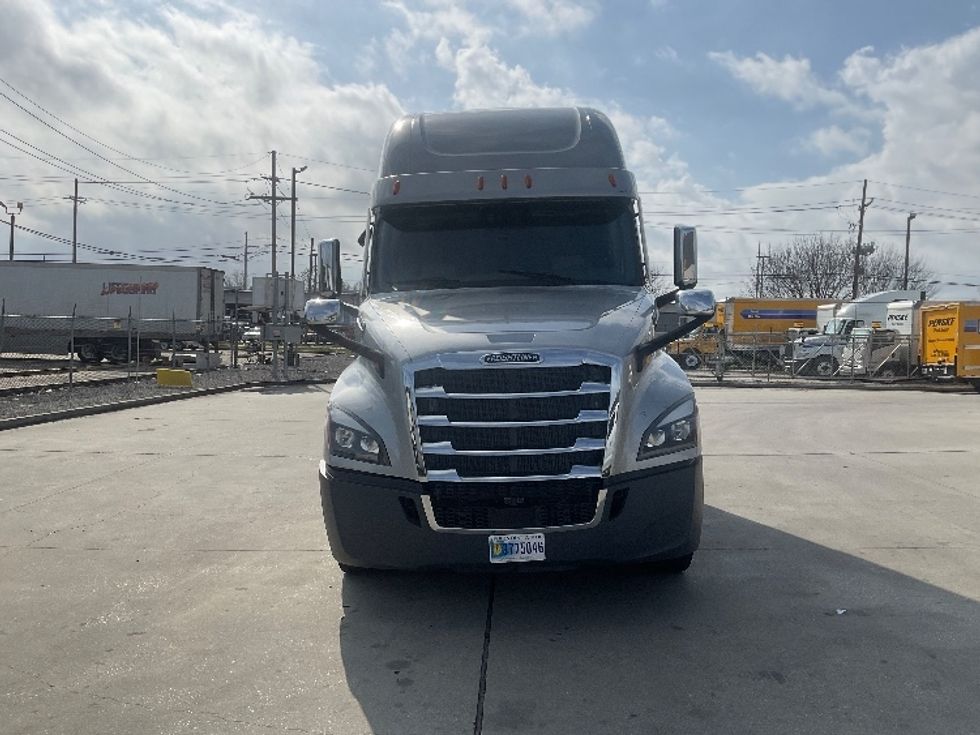 Sleeper Tractor-Heavy Duty Tractors-Freightliner-2022-T12664ST-Hammond-LA-378,774\n\t\tmiles-$ 83,250 - Image 2