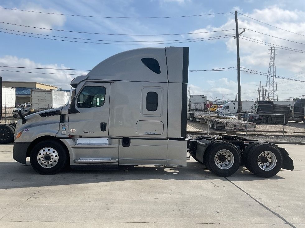 Sleeper Tractor-Heavy Duty Tractors-Freightliner-2022-T12664ST-Hammond-LA-378,774\n\t\tmiles-$ 83,250 - Image 4