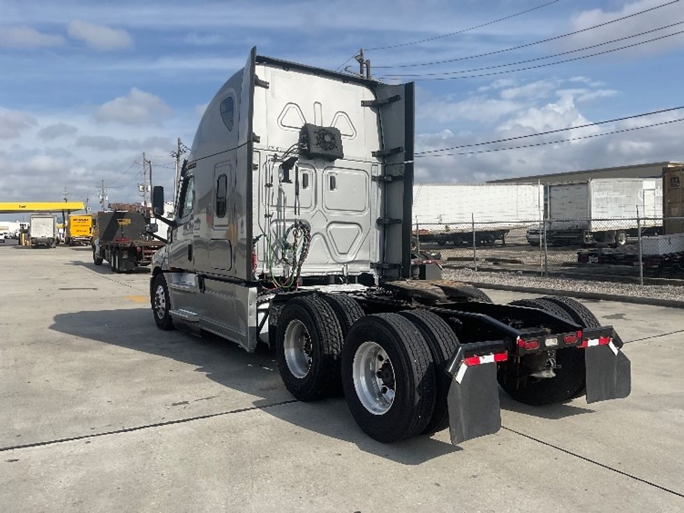 Sleeper Tractor-Heavy Duty Tractors-Freightliner-2022-T12664ST-Hammond-LA-378,774\n\t\tmiles-$ 83,250 - Image 5