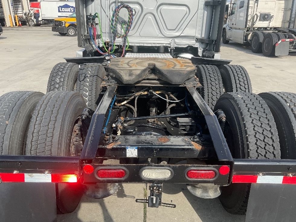 Sleeper Tractor-Heavy Duty Tractors-Freightliner-2022-T12664ST-Hammond-LA-378,774\n\t\tmiles-$ 83,250 - Image 6