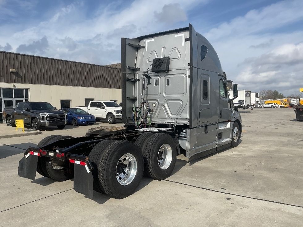 Sleeper Tractor-Heavy Duty Tractors-Freightliner-2022-T12664ST-Hammond-LA-378,774\n\t\tmiles-$ 83,250 - Image 7