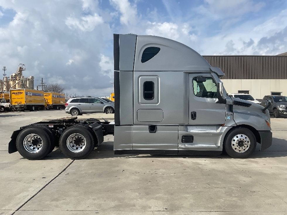 Sleeper Tractor-Heavy Duty Tractors-Freightliner-2022-T12664ST-Hammond-LA-378,774\n\t\tmiles-$ 83,250 - Image 8