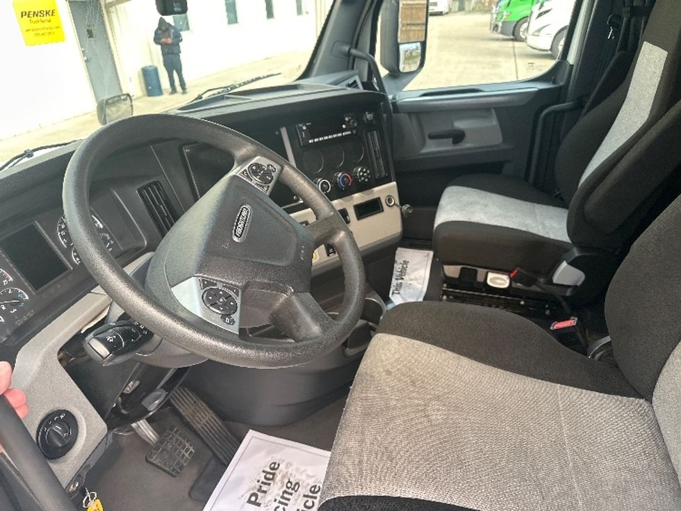 Sleeper Tractor-Heavy Duty Tractors-Freightliner-2022-T12664ST-Hammond-LA-568,394\n\t\tmiles-$ 62,500 - Image 10