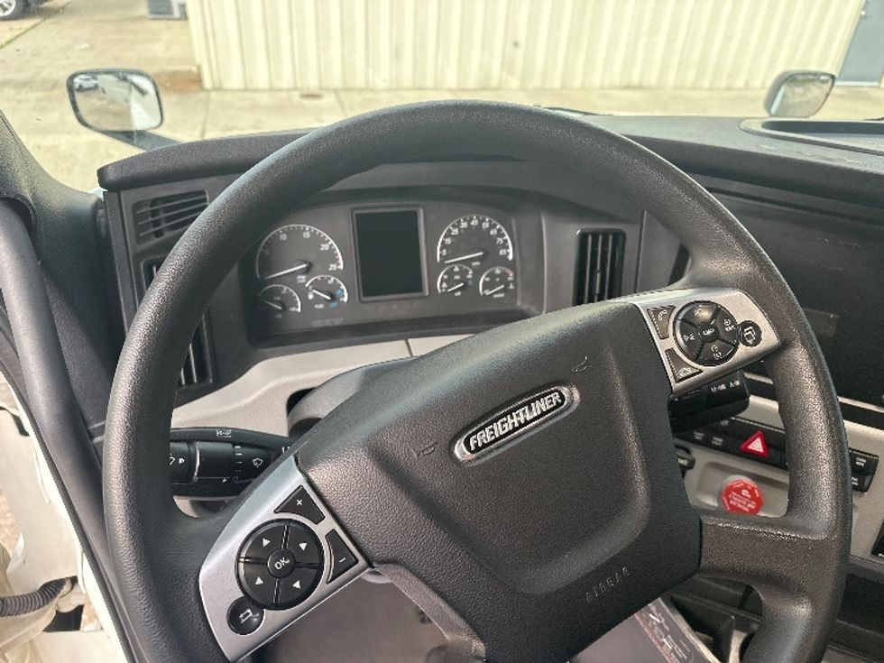 Sleeper Tractor-Heavy Duty Tractors-Freightliner-2022-T12664ST-Hammond-LA-568,394\n\t\tmiles-$ 62,500 - Image 11